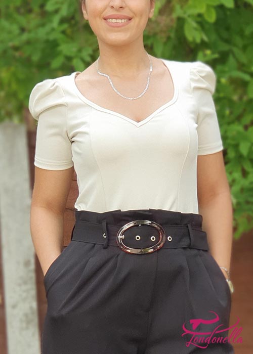Creamy shirt with puffy sleeves