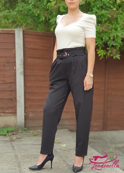 Fashionable high waist trouser in black with detailed belt